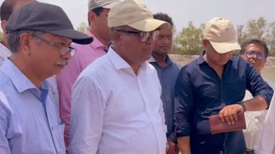 সাতক্ষীরার জরাজীর্ণ উপকূলীয় বেড়িবাঁধ পরিদর্শন