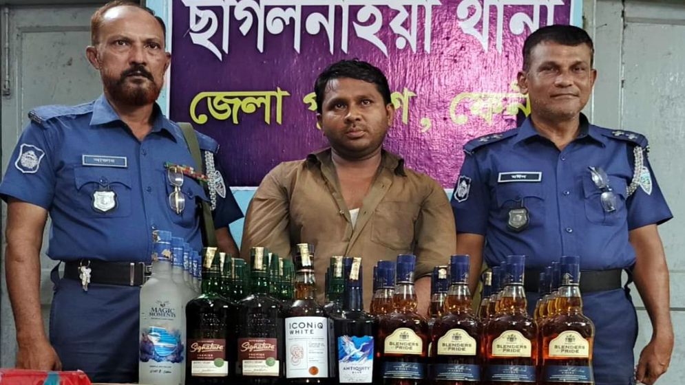 ছাগলনাইয়ায় যেভাবে জব্দ হলো বিপুল পরিমাণ মদ