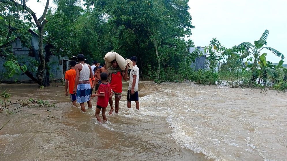 সুনামগঞ্জে পানি বেড়ে প্রবেশ করছে লোকালয়ে