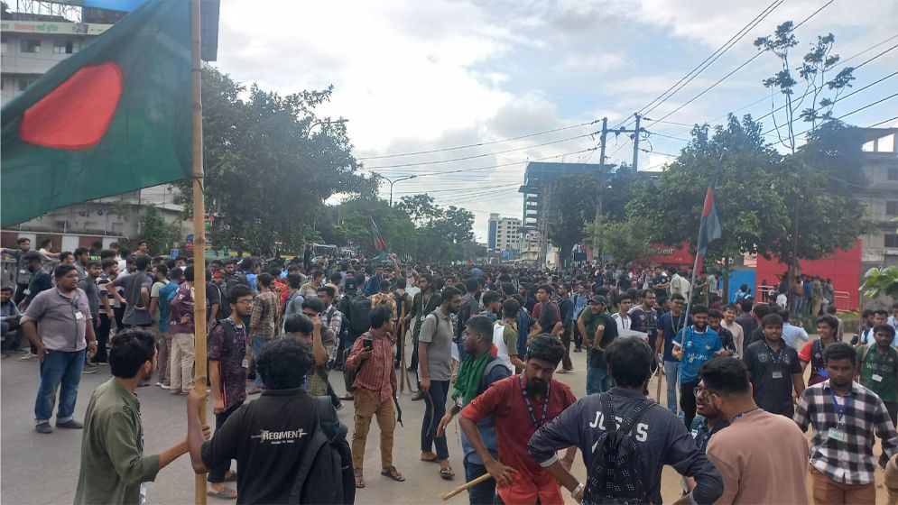 রাজধানী ঢাকার সঙ্গে সারাদেশের সড়ক-রেল যোগাযোগ বন্ধ