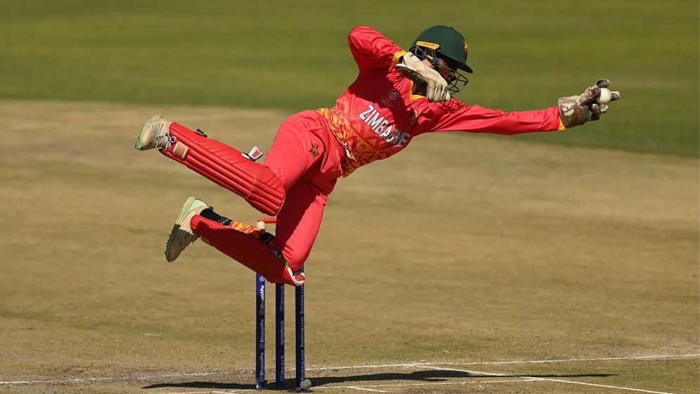 ৯০ বছরের রেকর্ড ভাঙলেন জিম্বাবুয়ের উইকেটরক্ষক