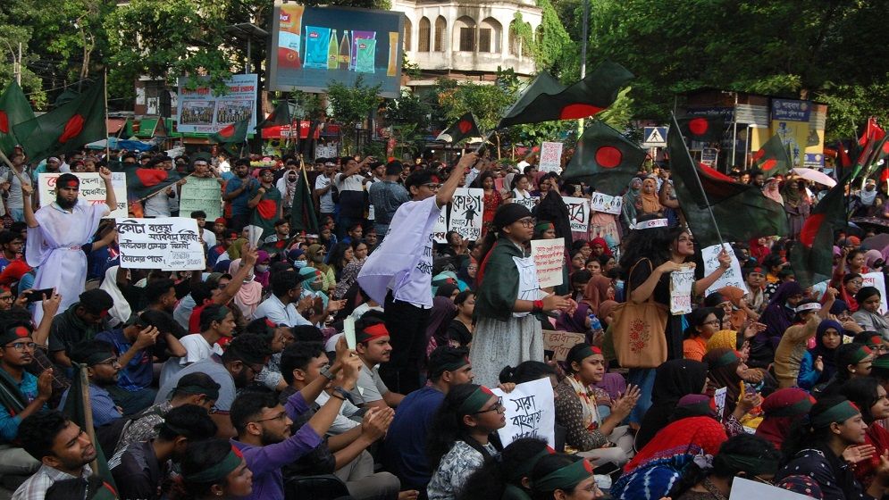 সড়ক-মহাসড়কে শিক্ষার্থীদের ‘বাংলা ব্লকেড’, দুর্ভোগে মানুষ