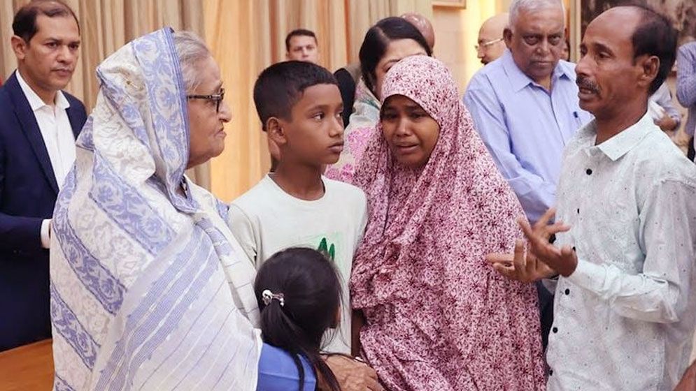 আমাকে দেখেন, আমি অনেক কষ্ট নিয়ে বেঁচে আছি: নিহতদের পরিবারকে প্রধানমন্ত্রী