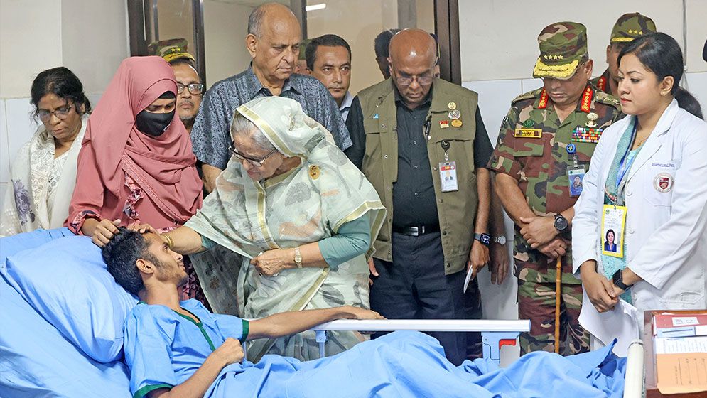 কুর্মিটোলা হাসপাতালে সহিংসতায় আহতদের পাশে প্রধানমন্ত্রী