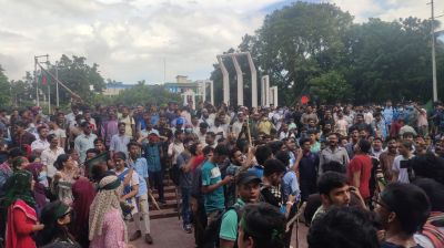 শহীদ মিনারে আন্দোলনকারীরা, টিএসসিতে ছাত্রলীগ