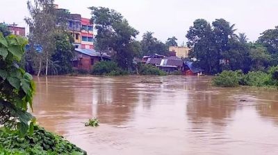 বিপৎসীমার ওপর দিয়ে বইছে মুহুরী নদীর পানি