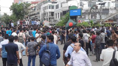শিক্ষার্থী ও ছাত্রলীগের সংঘর্ষে রণক্ষেত্র সায়েন্সল্যাব