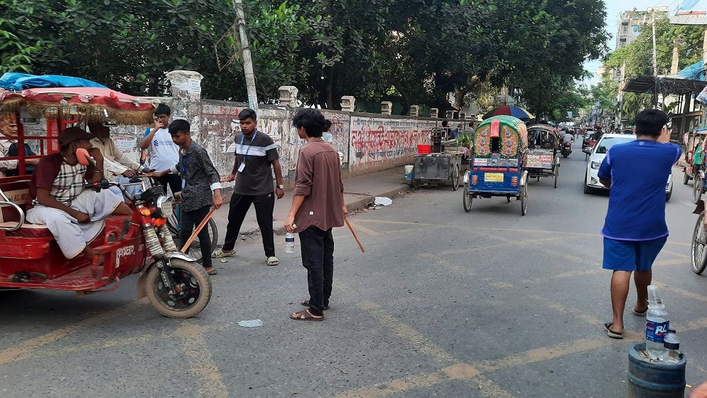 ট্রাফিক নিয়ন্ত্রণে শিক্ষার্থীরা