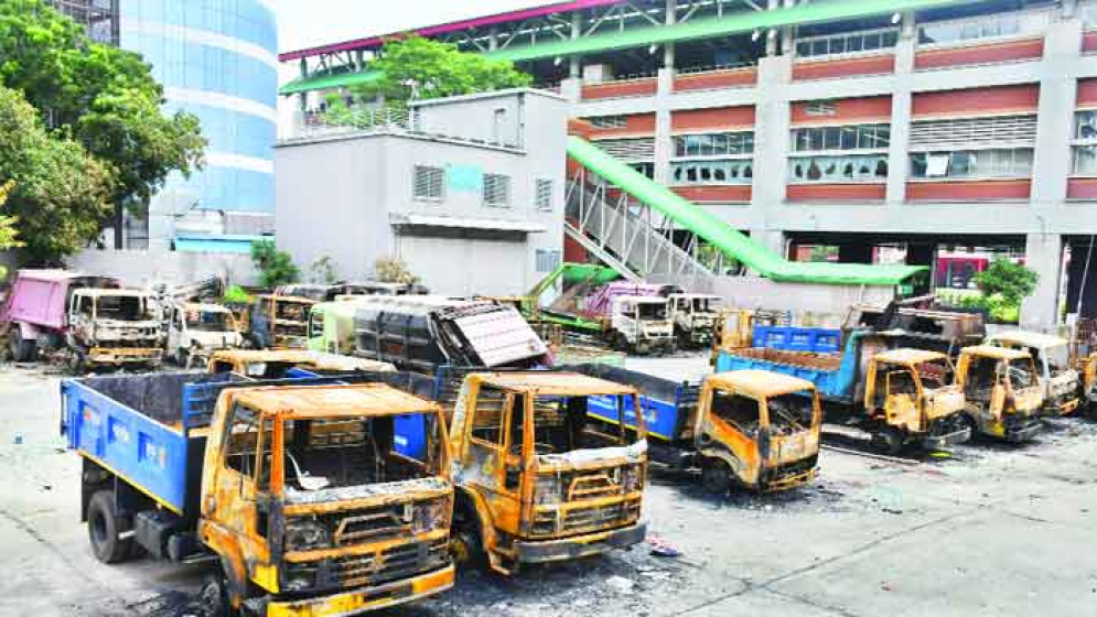 জামায়াত-শিবিরের তাণ্ডব: ভস্মীভূত গাড়িগুলো যেন কঙ্কাল