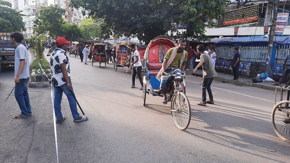 ট্রাফিক নিয়ন্ত্রণে শিক্ষার্থীরা