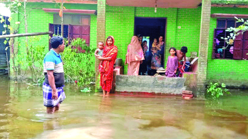 জনপদের পানি কমলেও দুর্ভোগ কমেনি মানুষের