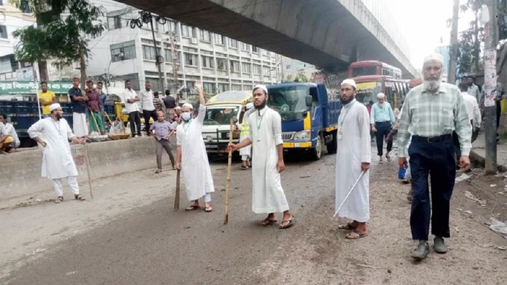 ট্রাফিক নিয়ন্ত্রণে শিক্ষার্থীরা