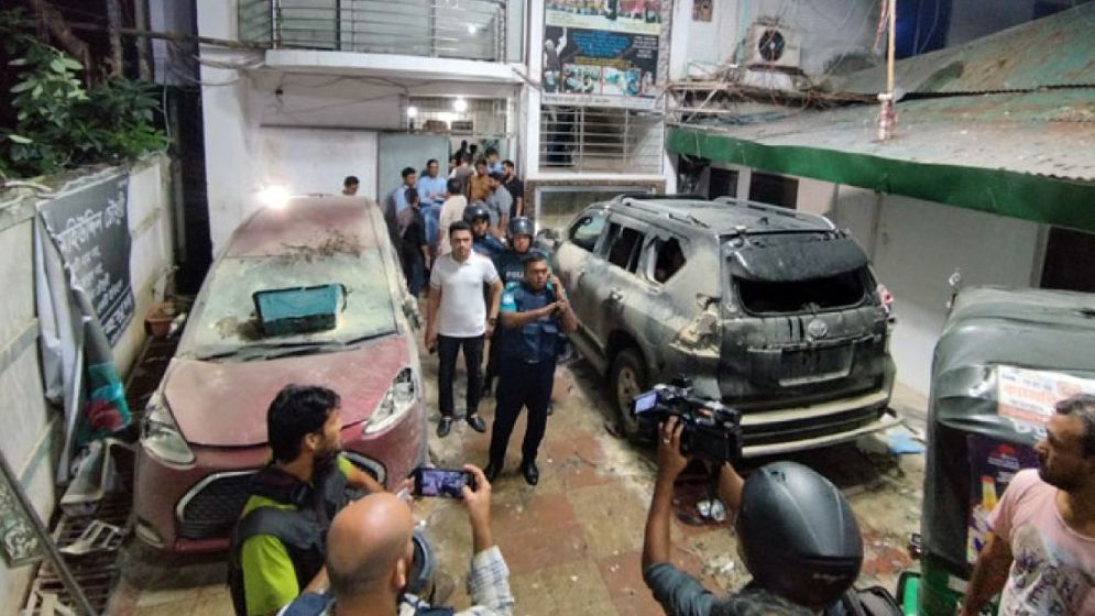 চট্টগ্রামে সংঘর্ষ: সিটি মেয়র-শিক্ষামন্ত্রীর বাসায় হামলা, গুলিবিদ্ধ ৩