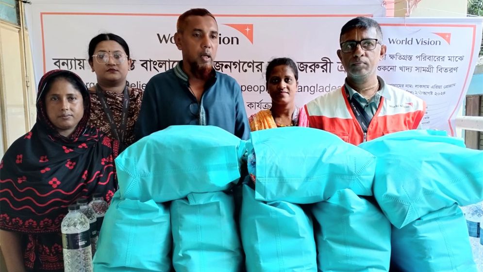সুবিধা বঞ্চিত বন‍্যার্তদের মাঝে ওয়ার্ল্ড ভিশনের খাদ্য সহায়তা