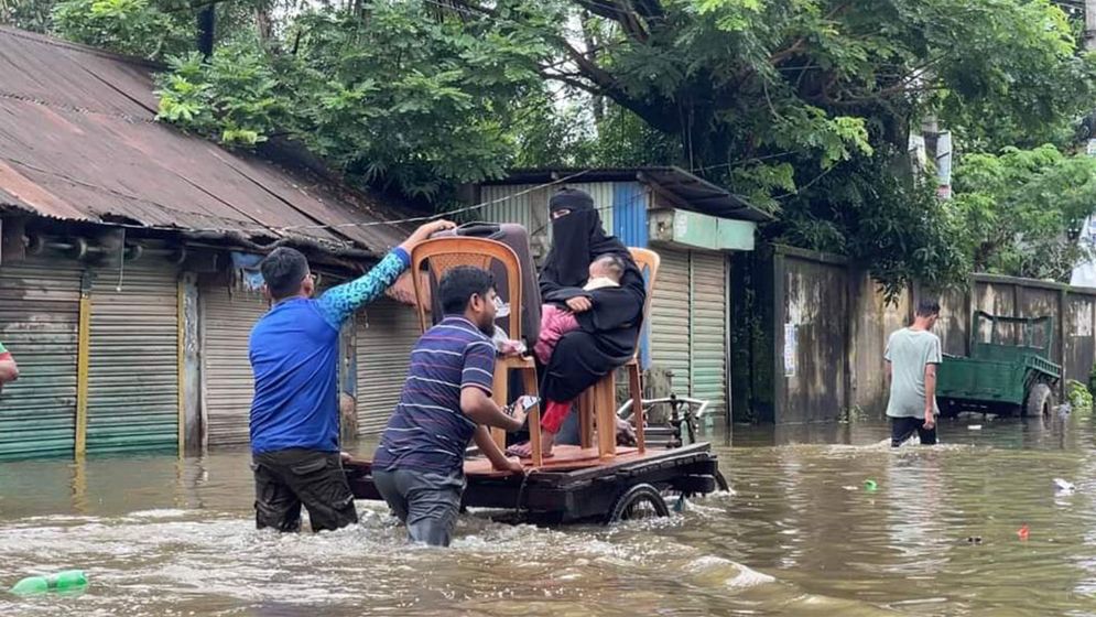 বন্যা পরিস্থিতি: পানি কমলেও আশ্রয়কেন্দ্র থেকে মানুষ যাবে কোথায়?