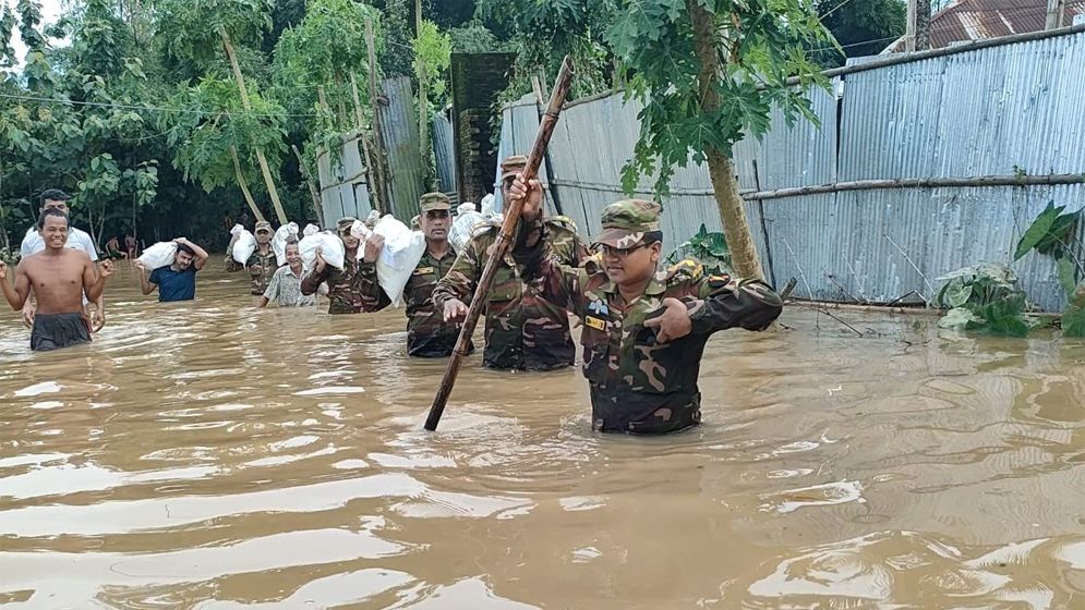 রামগড়ে বন্যা দুর্গতদের মধ্যে সেনাবাহিনীর ত্রাণ বিতরণ