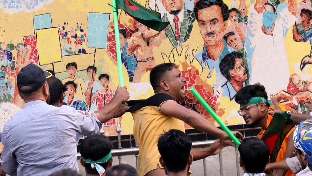 ধানমন্ডি ৩২ নম্বরের সামনে মোবাইল ফোন তল্লাশি, মারধর