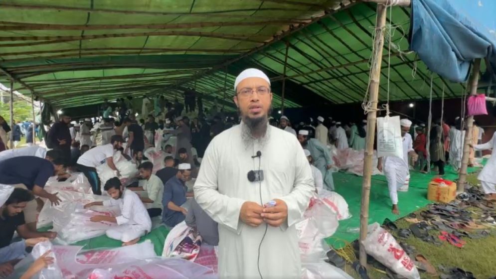 অর্থ ছাড়াই বন্যাদুর্গতদের পাশে দাঁড়ানোর আহ্বান শায়খ আহমাদুল্লাহর
