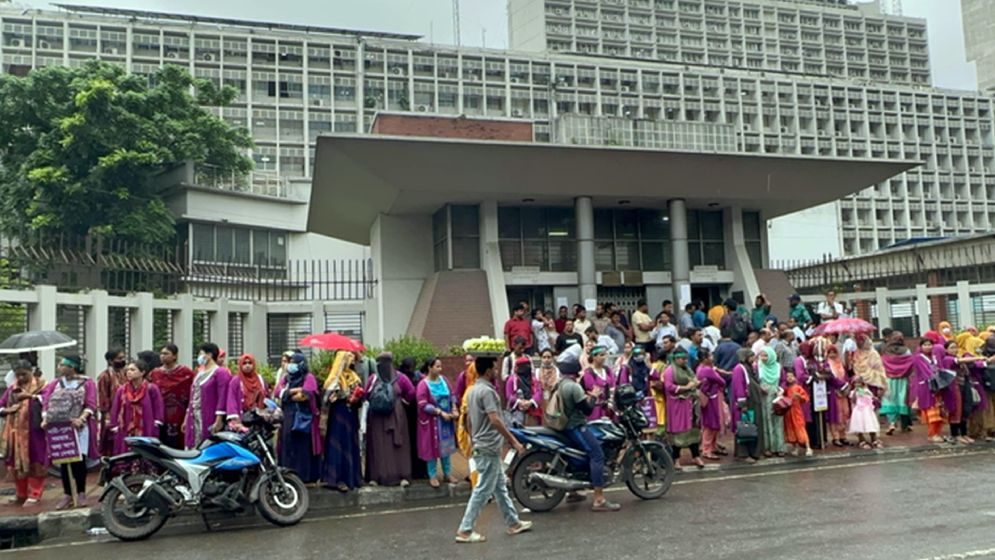 তথ্য আপা প্রকল্পের নারীরা এবার সচিবালয়ের সামনে