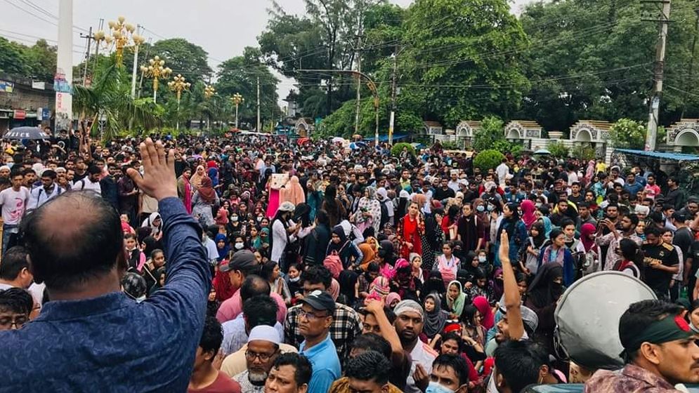 রাজপথ দখলে নিয়ে আ.লীগের ফেস্টুন-ব্যানার-নৌকা অপসারণ