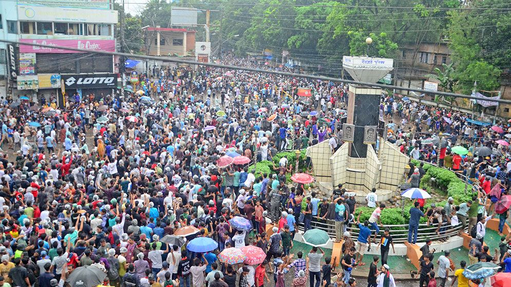 আন্দোলন ও টানা বৃষ্টিতে ভোগান্তিতে রাজধানীবাসী