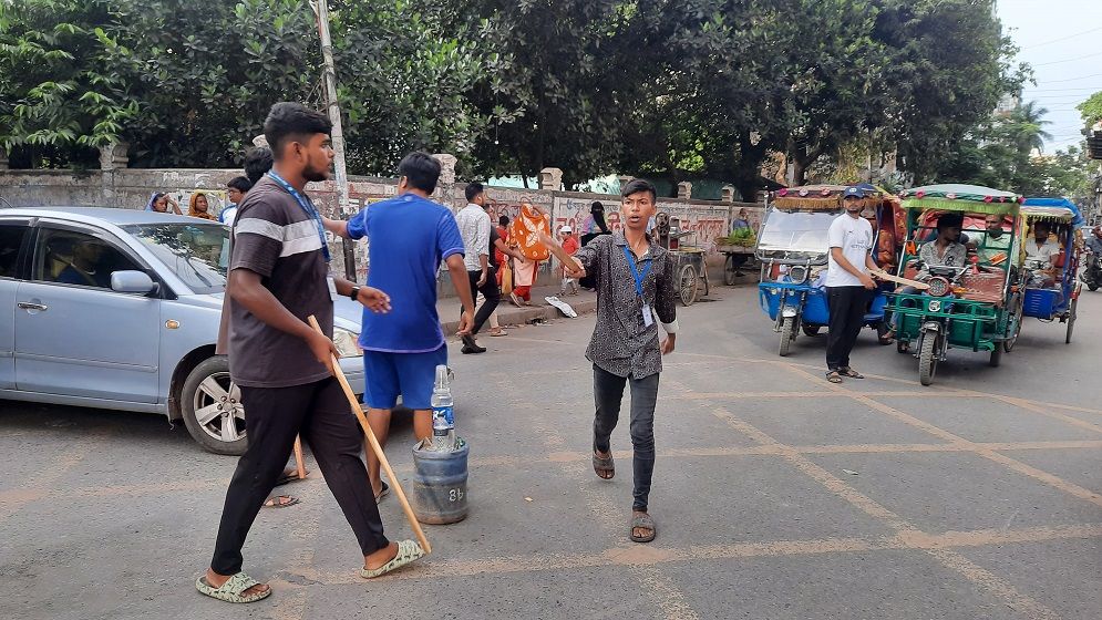ট্রাফিক নিয়ন্ত্রণে শিক্ষার্থীরা