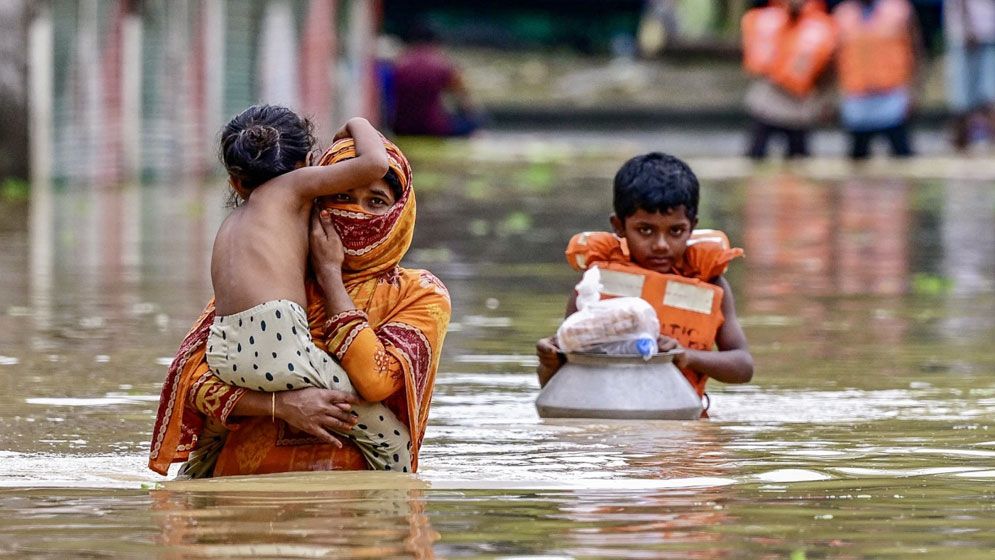বন্যার্তদের জন্য একদিনের বেতন দিলেন দুই মন্ত্রণালয়ের কর্মকর্তা-কর্মচারীরা