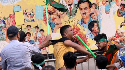 ধানমন্ডি ৩২ নম্বরের সামনে মোবাইল ফোন তল্লাশি, মারধর