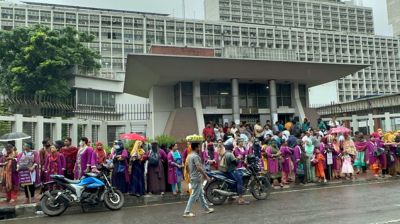 তথ্য আপা প্রকল্পের নারীরা এবার সচিবালয়ের সামনে