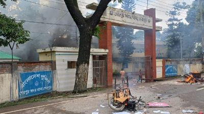 শেরপুরের জেলখানা ভেঙে বন্দীদের নিয়ে গেল বিক্ষুব্ধ জনতা