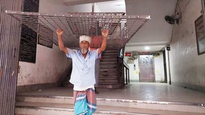 আদালতের কক্ষ থেকে আসামিদের রাখার লোহার খাঁচা সরানো হচ্ছে