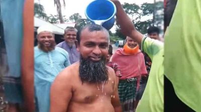 স্ত্রীর সঙ্গে বিচ্ছেদ, দুধ দিয়ে গোসল করলেন স্বামী