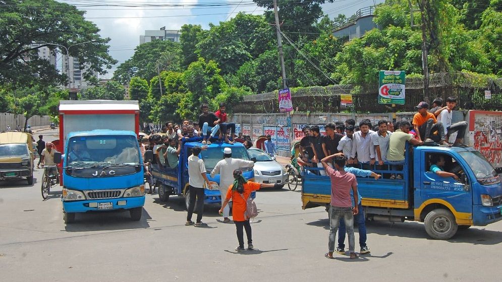 ট্রাফিক নিয়ন্ত্রণে শিক্ষার্থীরা