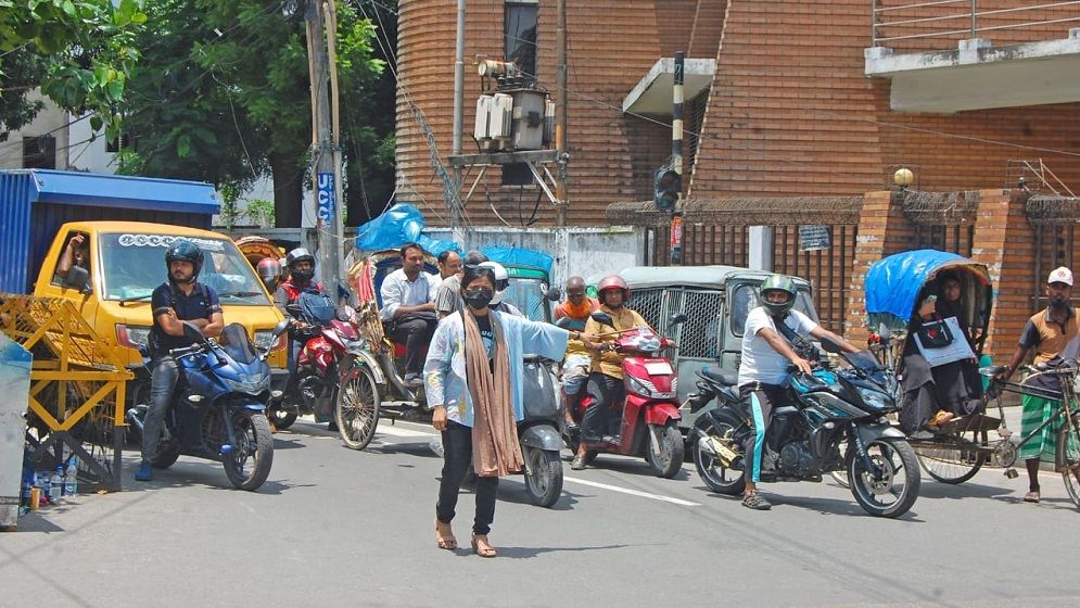 ট্রাফিক নিয়ন্ত্রণে শিক্ষার্থীরা