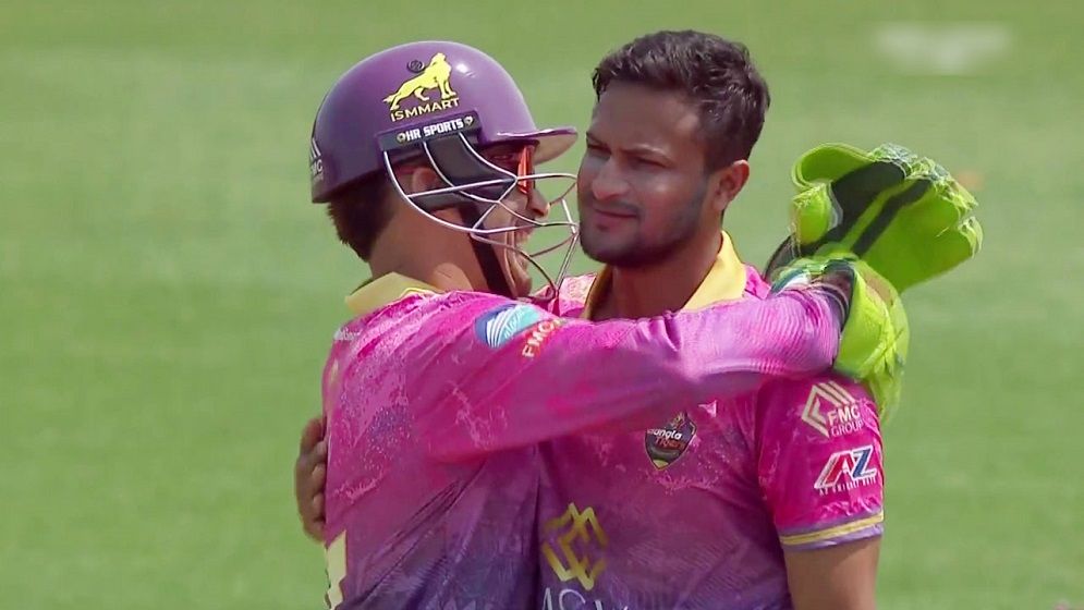 সাকিব-শরিফুলের দুর্দান্ত বোলিংয়ে বাংলা টাইগার্সের হ্যাটট্রিক জয়