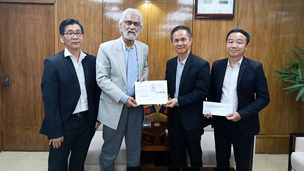 বড় কোম্পানিগুলো এগিয়ে আসলে দুর্যোগ কাটিয়ে ওঠা সম্ভব: উপদেষ্টা হাসান আরিফ