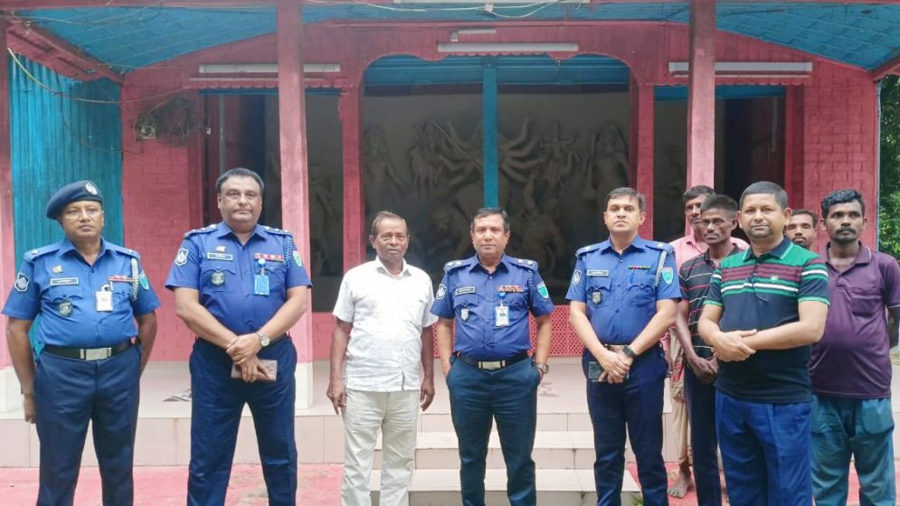 সুনামগঞ্জের দুর্গম হাওরাঞ্চলের পূজামণ্ডপ পরিদর্শন পুলিশ সুপারের