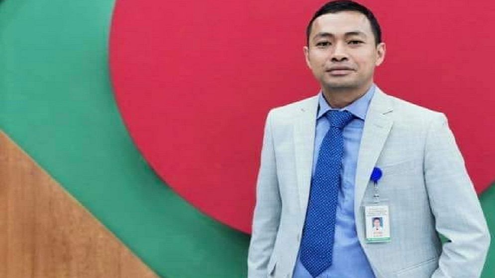 মধ্যনগর ছাড়লেন বিতর্কিত ইউএনও অতীশ দর্শী চাকমা, জনমনে স্বস্তি