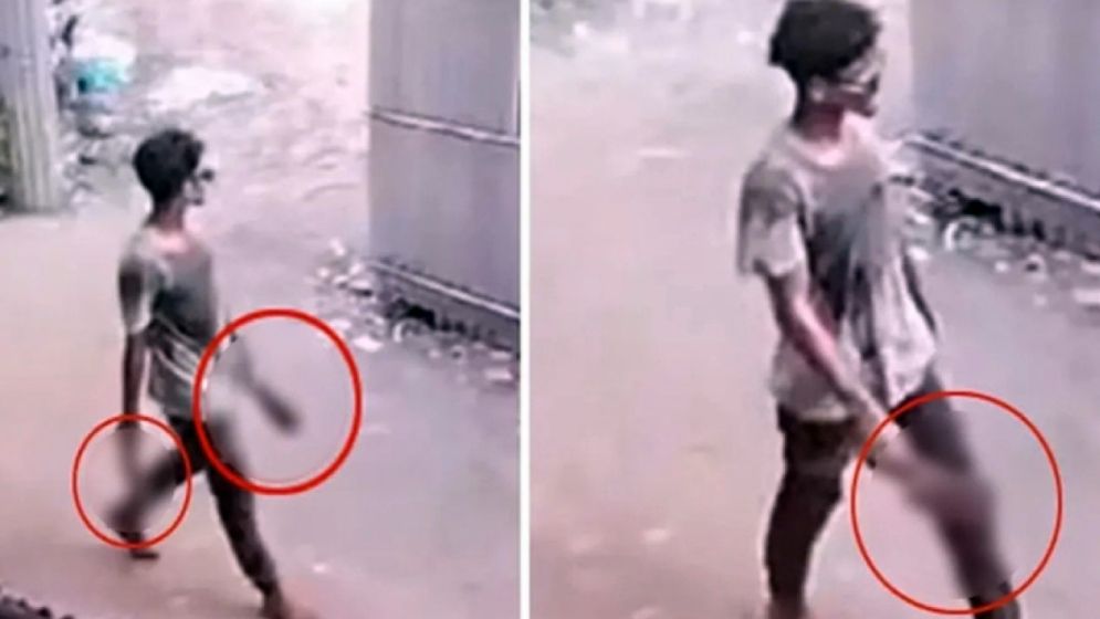 হত্যার পর হাত কেটে নিয়ে যাচ্ছে যুবক, ছবি ভাইরাল