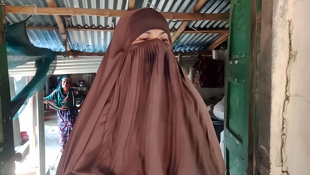 বিয়ের দাবিতে ভাতিজার বাড়িতে চাচির অনশন
