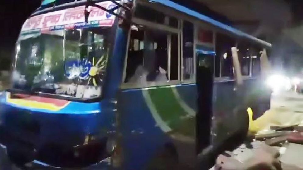 সমন্বয়ক পরিচয়ে বাস ভাঙচুর, ৫ লাখ টাকা দাবি