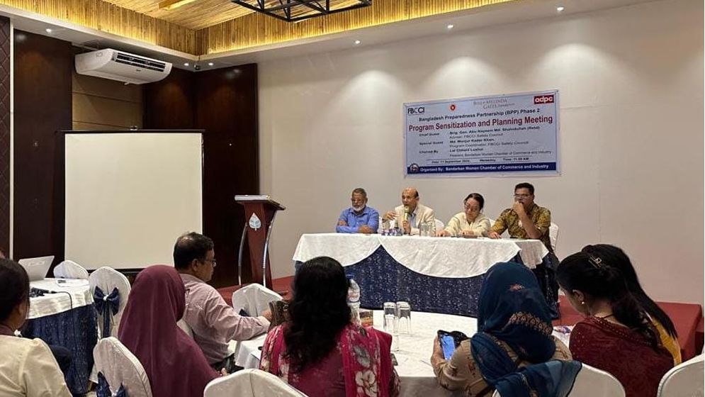 দুর্যোগ মোকাবেলায় ব্যবসায়ী প্রতিনিধিদের নিয়ে স্বেচ্ছাসেবক দল