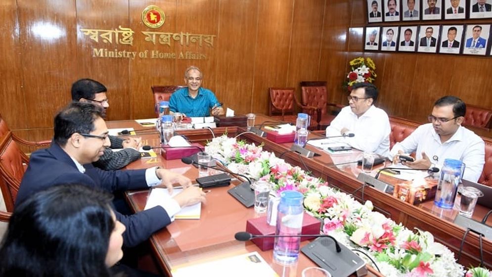 বিদেশি পর্যটকদের জন্য ভিসা প্রক্রিয়া সহজ করা হবে: স্বরাষ্ট্র উপদেষ্টা