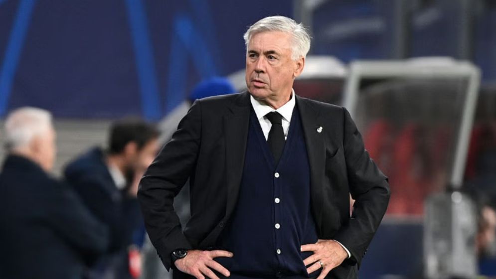 ফুটবলারদের পাশে দাঁড়ালেন আনচেলত্তি