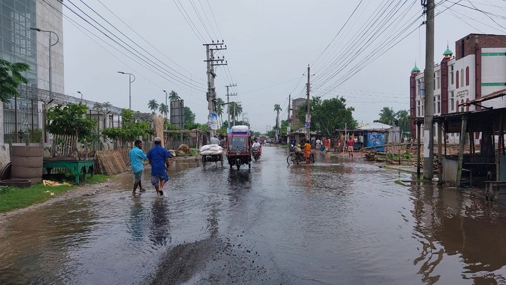 ভারী বৃষ্টিতে পাবনা শহরে জলাবদ্ধতা