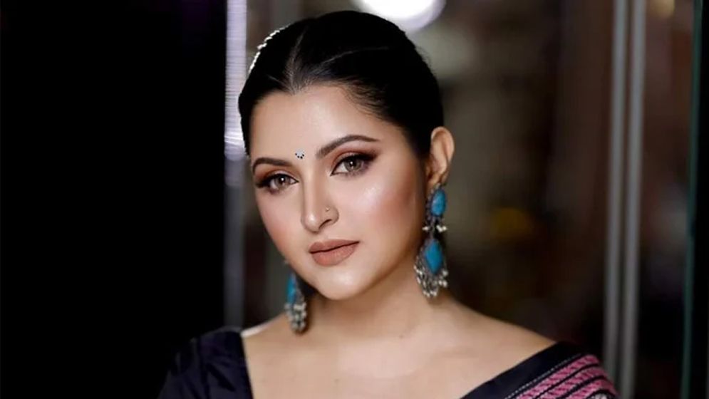 বৃষ্টি ভেজা শাড়িতে উষ্ণতা ছড়ালেন পরীমণি (ভিডিও)