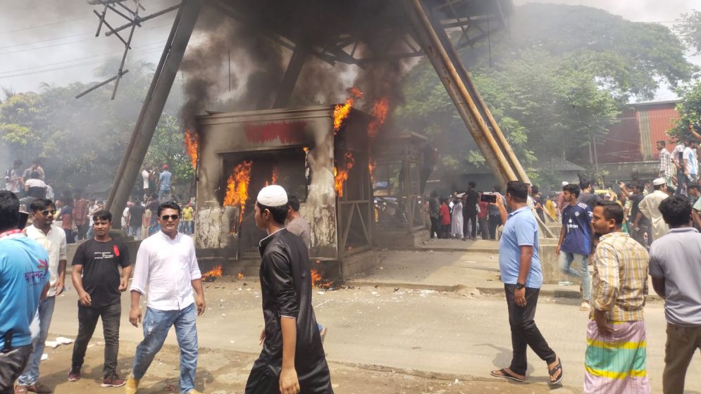 শহীদ রফিক সেতুর টোল বন্ধের দাবিতে ভাঙচুর-অগ্নিসংযোগ
