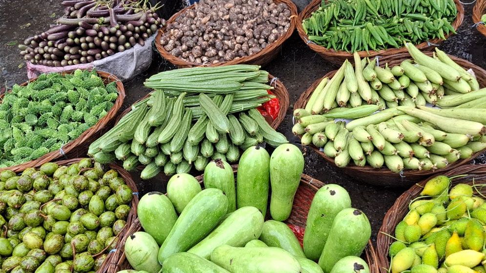 বৃষ্টিতে বাড়তি সবজি মুরগি ও ডিমের বাজার