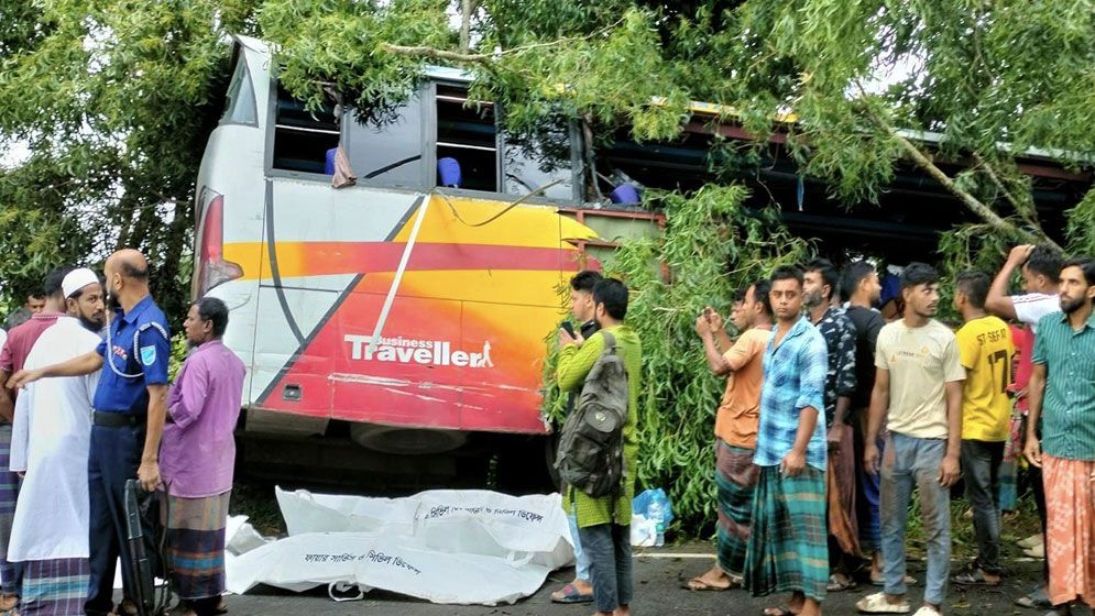 গোপালগঞ্জে বাস-ট্রাক সংঘর্ষে পাঁচজন নিহত 