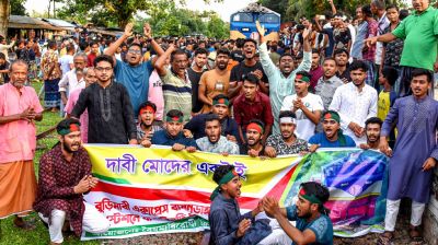 বামনডাঙ্গা রেলওয়ে স্টেশনে বুড়িমারী এক্সপ্রেস ট্রেনের যাত্রাবিরতির দাবিতে অবরোধ